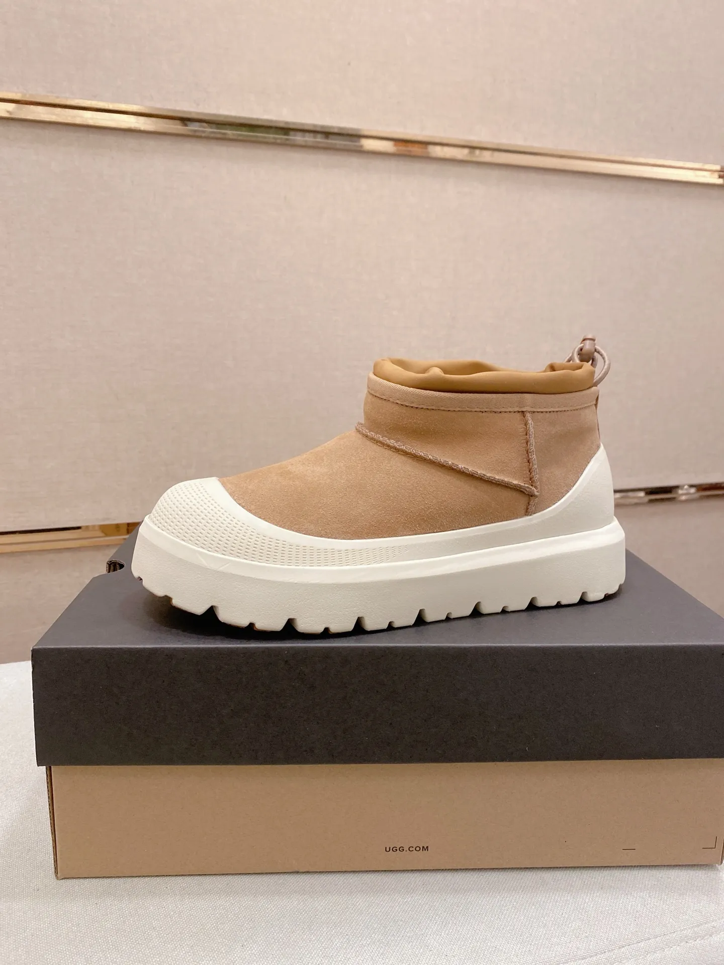 Factory price: 500💰Couple model💏 Same style as Wang Yibo, North American men's shoes Ugg ☃️In the special sale of new high-quality men's shoes snow boots in autumn and winter, the nemesis of extreme cold weather! Made of cowhide leather, merino wool lining, and original outsole, whether driving, outdoor or daily wear, there is always one that suits you! Male and female size: 35-46.